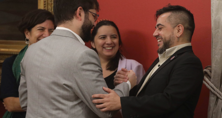 Gobierno defiende su desempeño comunicacional frente a críticas por mala gestión para comunicar logros.