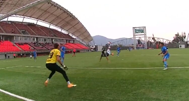 Carlos Muñoz se lució con golazo de chilena en la Primera B.