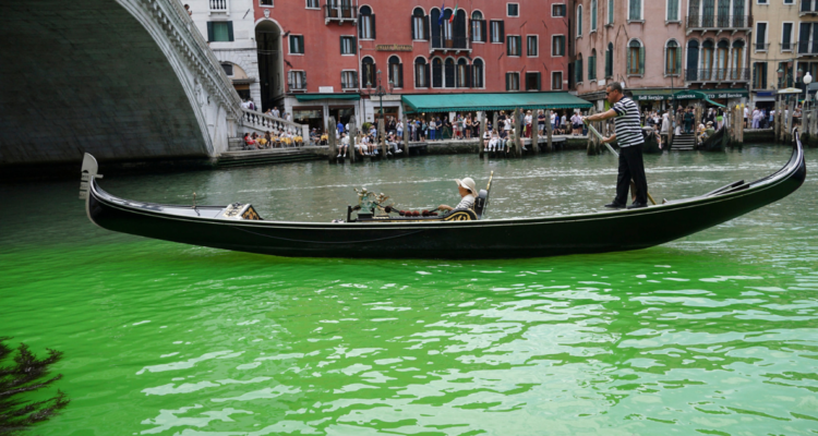 Gran Canal de Venecia teñido de verde