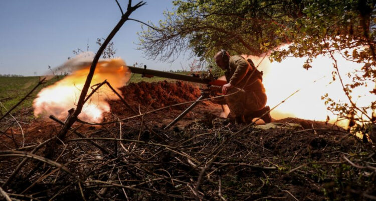 Jefe del Grupo Wagner muestra cadáver de presunto soldado estadounidense caído en Bajmut