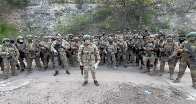 Grupo Wagner permanecerá en Bajmut tras amenaza de Moscú con cargos de traición