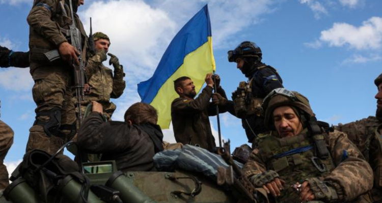 Soldados ucranianos celebran la reconquista de Lyman.