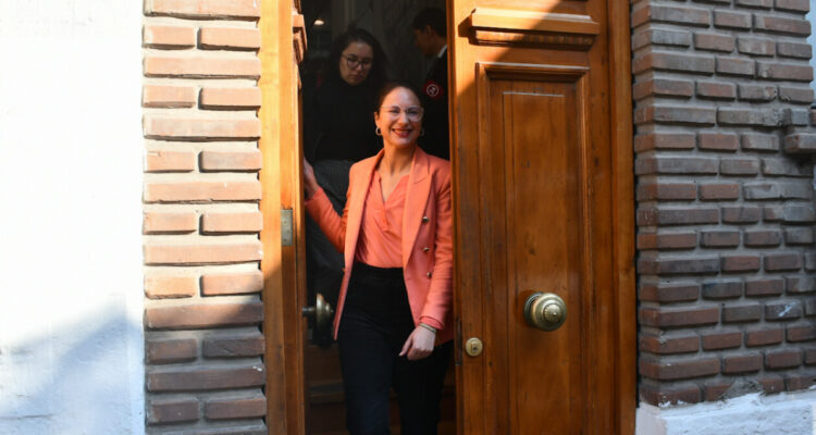 Asumen nuevos nombres en Santiago tras purga que realizó Irací Hassler por escándalo de Sierra Bella