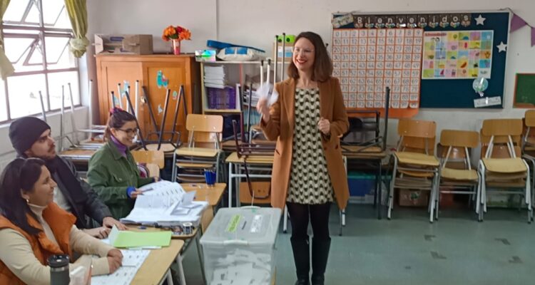 Alcaldesa Hassler evita referirse a polémica por Clínica Sierra Bella durante jornada eleccionaria