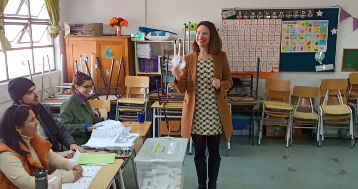 Alcaldesa Hassler evita referirse a polémica por Clínica Sierra Bella durante jornada eleccionaria