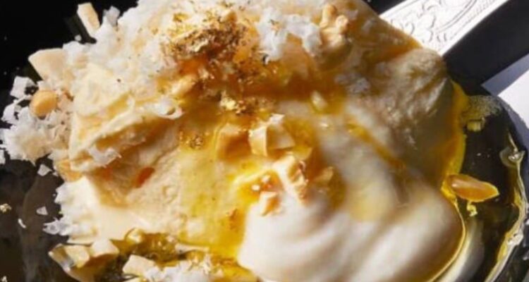 El helado tiene aceite de trufa y hojas de oro