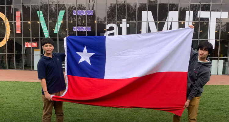 Los hermanos de Chiloé, frente al MIT.