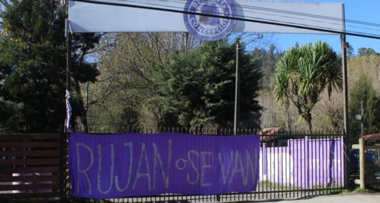 Hinchas de Deportes Concepción realizan apriete contra el equipo en Nonguen.