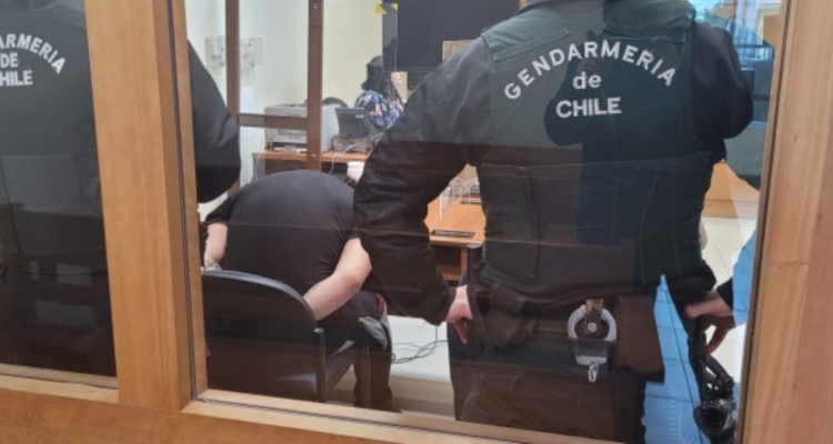 Hombre golpea y amenaza a su hijo en Punta Arenas