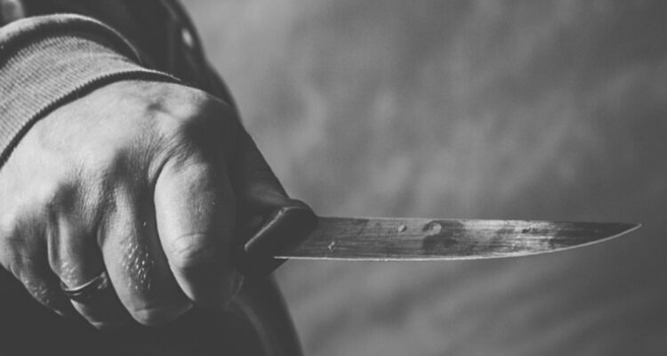 hombre golpeó a pareja y apuñaló a hijo de la mujer