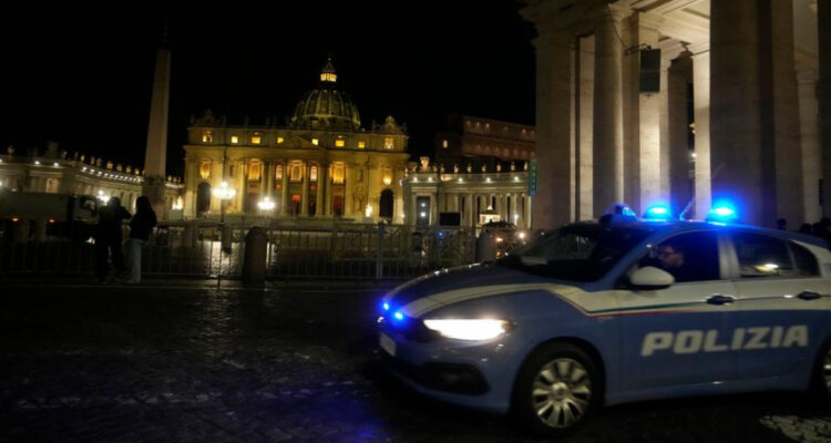 Hombre irrumpe en el Vaticano: estrelló su vehículo contra una puerta, le dispararon y fue detenido