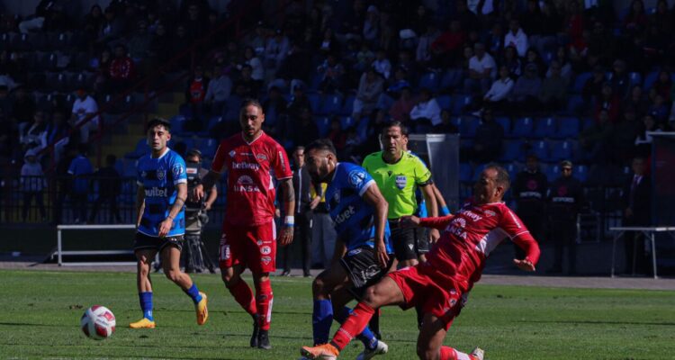 Huachipato lidera tras vencer a Ñublense en el CAP