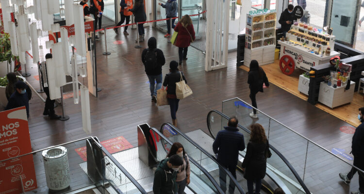 Actividad económica en Chile agudiza su caída en marzo marcada por mal desempeño de comercio y minería