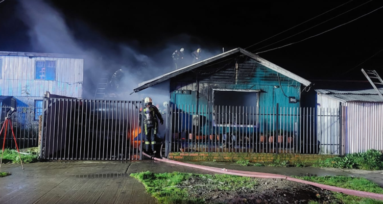 Hombre muere en incendio que destruyó una vivienda en Puerto Montt: hay una mujer con quemaduras