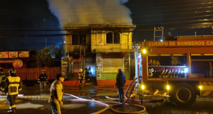 Un muerto deja incendio que afectó a dos casas en Cañete
