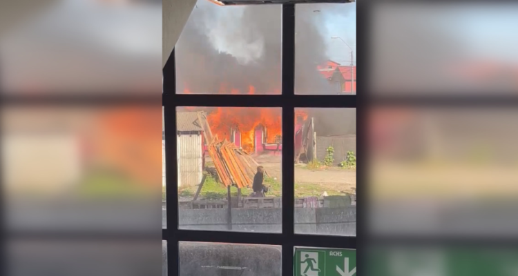 Dos viviendas son consumidas por incendio a un costado de Cesfam en Lota