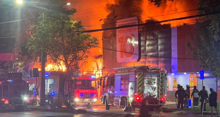 Incendio afecta parrillada en Los Andes