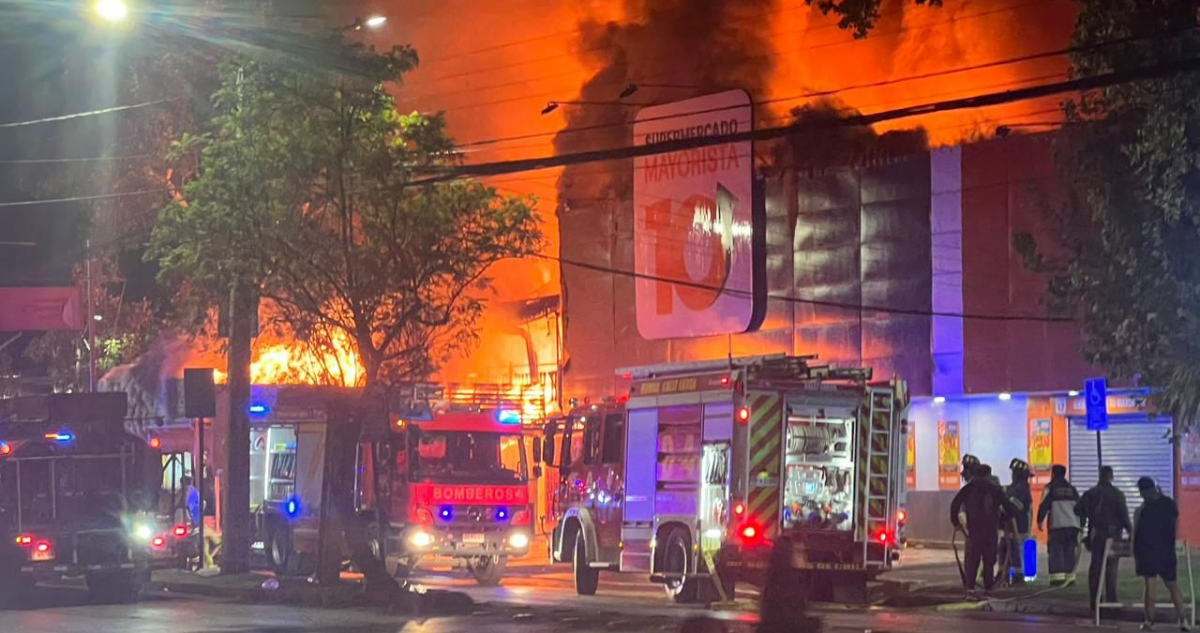 Incendio afecta parrillada en Los Andes