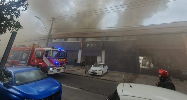 Incendio afecta a un cuartel de la PDI en San Miguel