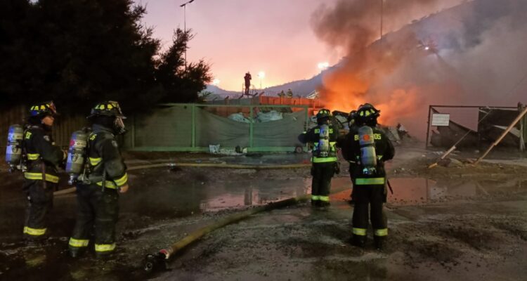 Incendio destruyó bodega de plásticos ubicada cerca de una empresa de gas en Quilicura