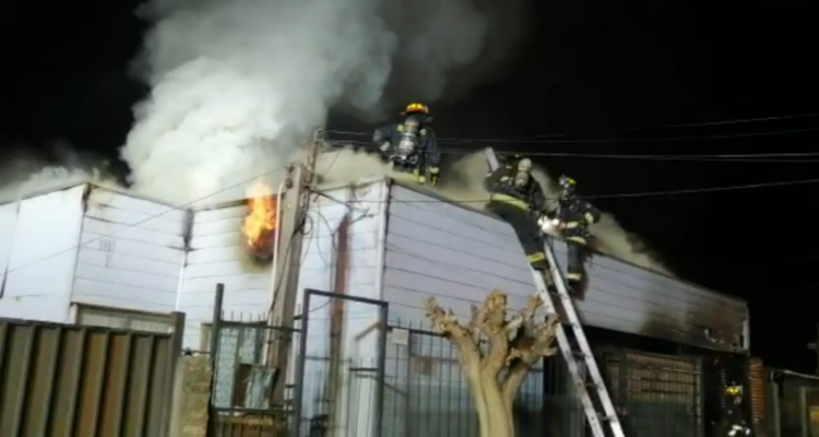 Incendio de proporciones destruyó una empresa y ocho viviendas en faldeos del cerro San Cristóbal