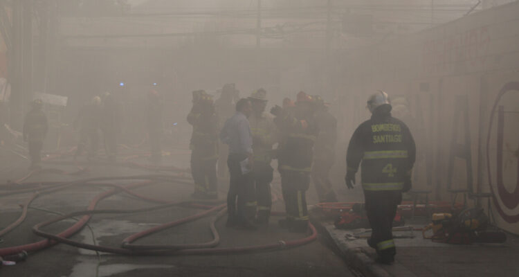 Un lesionado de gravedad y dos locales comerciales destruidos deja incendio en la comuna de Santiago