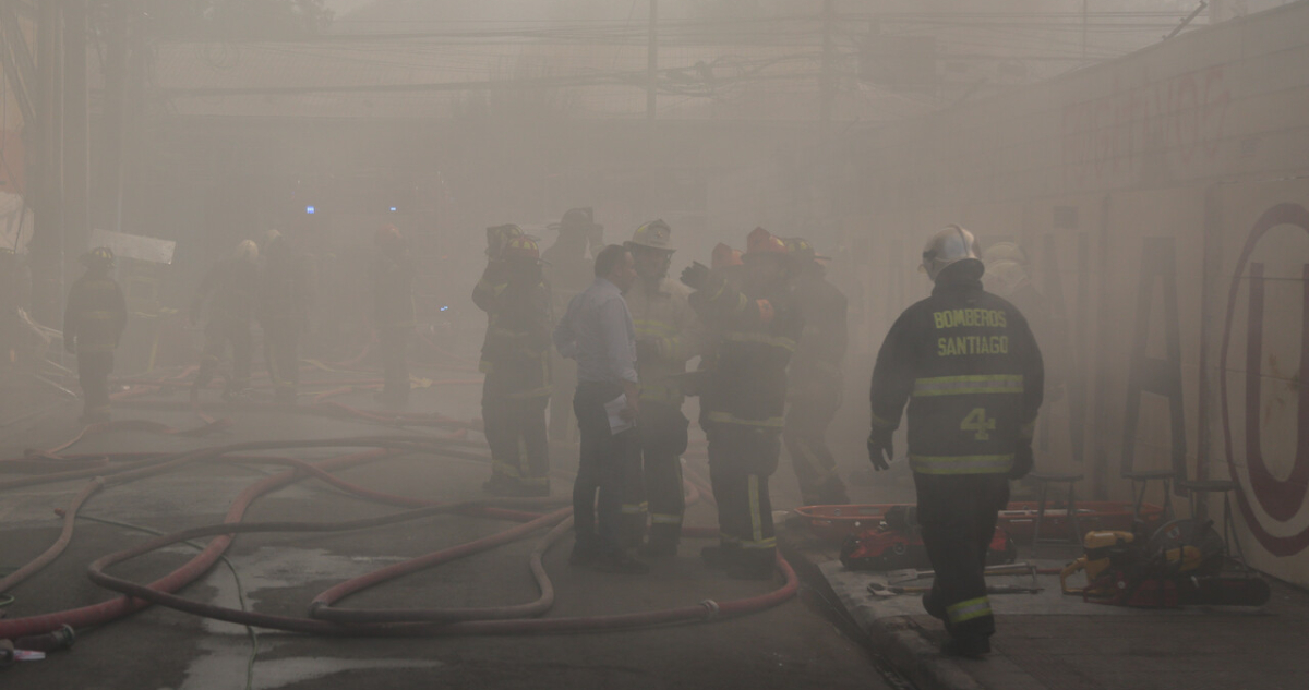 Un lesionado de gravedad y dos locales comerciales destruidos deja incendio en la comuna de Santiago