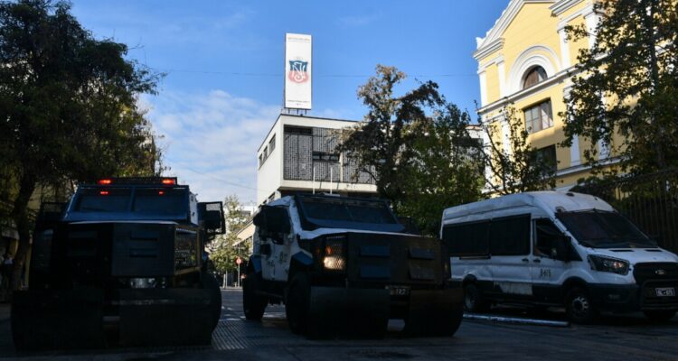 Encapuchados lanzan decenas de bombas molotov en el exterior del Instituto Nacional