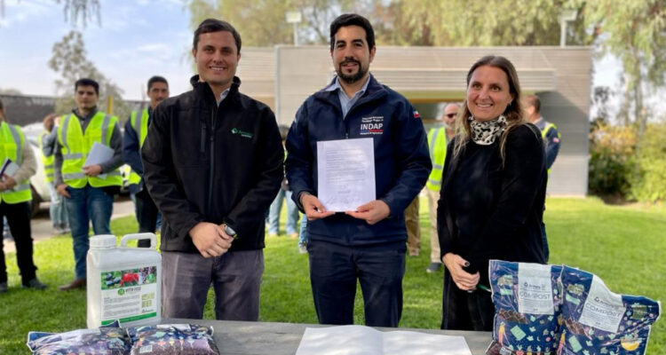 Indap firma convenio con empresa que recicla residuos orgánicos: harán capacitación a los usuarios