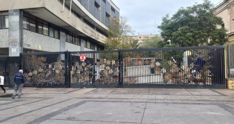 Instituto Nacional en toma: piden baños plurigenéricos, comida vegana y comodidades neurodivergentes