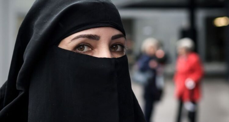 En Irán se busca restituir el uso de la hiyab en las mujeres