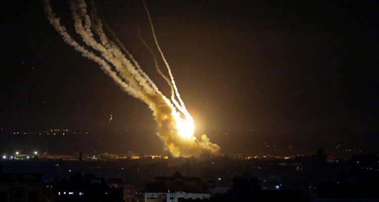 Israel y milicias palestinas de Gaza reanudan el intercambio de fuego tras noche de calma