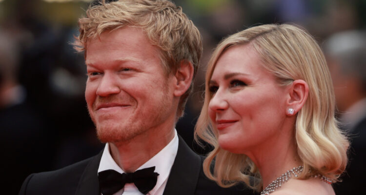 El actor Jesse Plemons posando con su esposa Kristen Dunst.