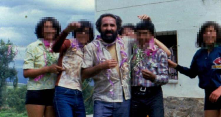 El jesuita español Alfonso Pedrajas junto a alumnos del colegio Juan XXIII