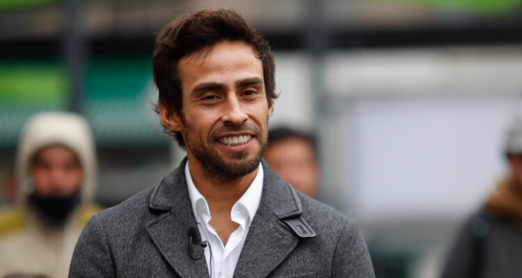 Jorge Valdivia sonríe levemente en un evento público. El exfutbolista estuvo internado por tres días tras un colapso mental.