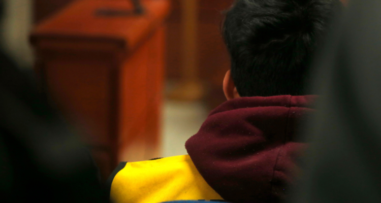 joven apuñalar estudiante