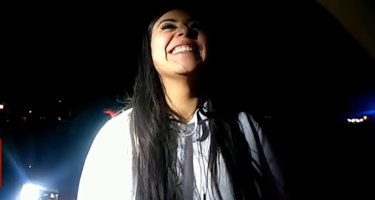 joven riéndose mientras le hacen alcoholemia