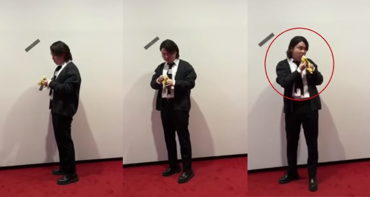 Joven coreano se come el plátano de una obra artística