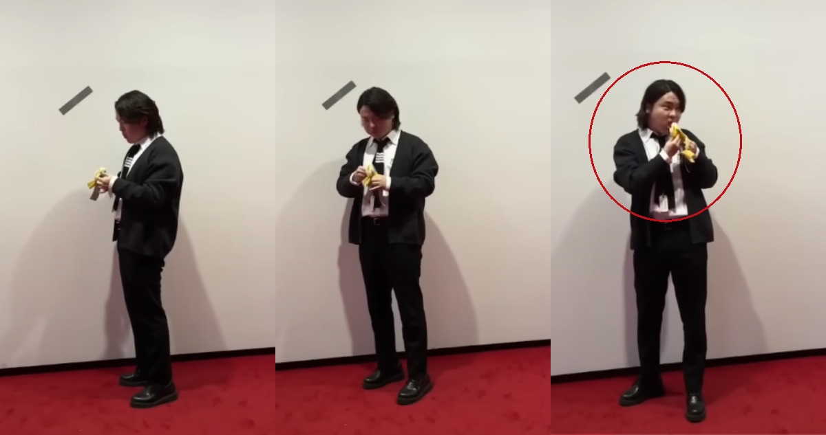 Joven coreano se come el plátano de una obra artística