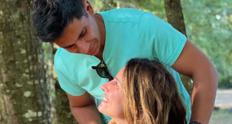 Juan Pablo Queraltó y Francisca Sfeir posan juntos mientras sonríen.