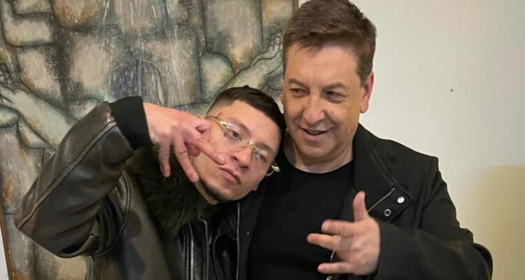 El periodista Julio César Rodríguez posa junto al cantante Galee Galee.