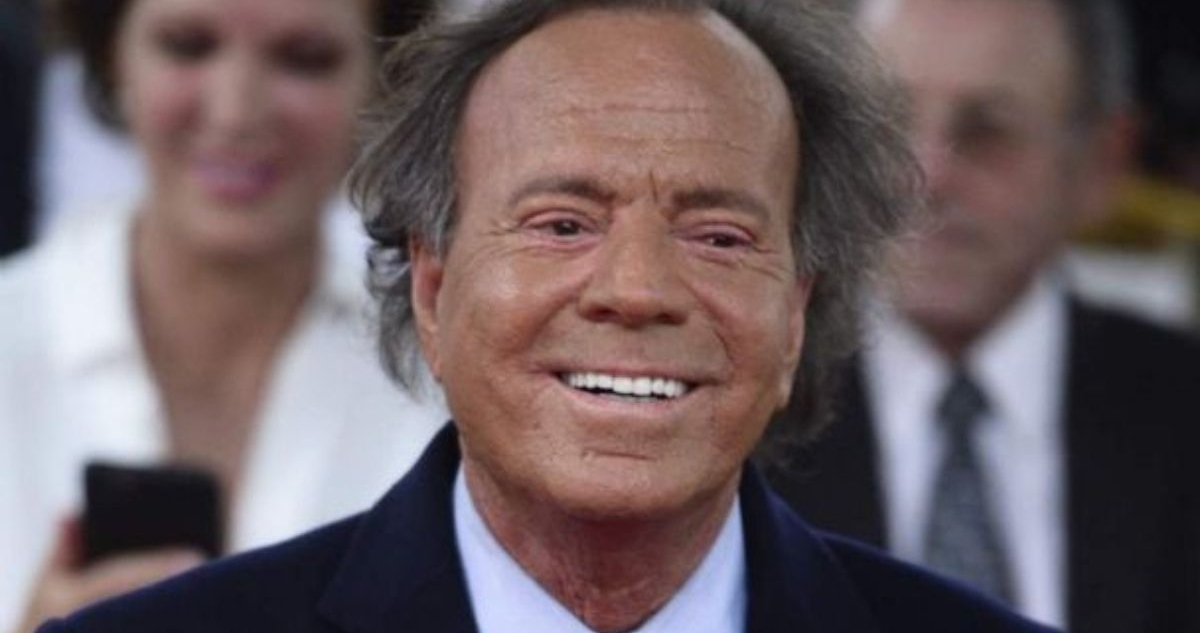Julio Iglesias desmiente problemas de salud y estrena bigote: “Nunca he tenido mi mente más clara”