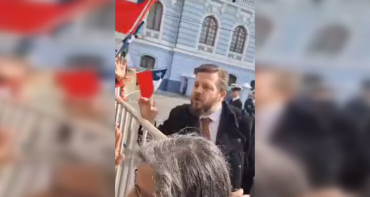 “Traidor”: Diputado Káiser fue increpado por “Pancho Malo” y manifestantes del Team Patriota