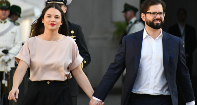 Karamanos sufre por presión social: “Las señoras me dicen que tenga una guagua con el Presidente”.