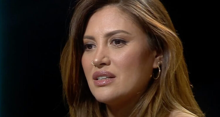 Karen Bejarano hablando seria. Su hermana la acusó de mentir al decir que su madre la abandonó tras hablar del abuso que sufrió.