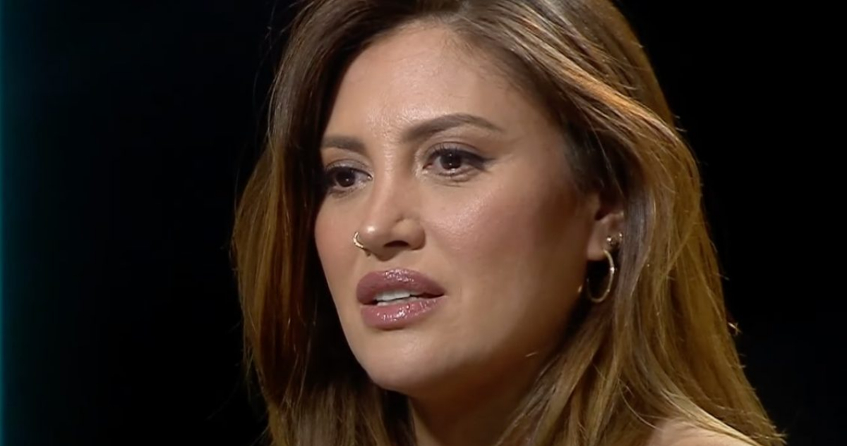 Karen Bejarano hablando seria. Su hermana la acusó de mentir al decir que su madre la abandonó tras hablar del abuso que sufrió.