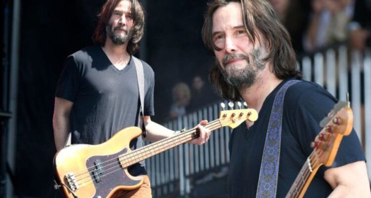 Keanu Reeves toca el bajo en Dogstar durante un festival