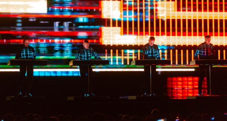 Kraftwerk en Chile: Así fue el exuberante y robótico paso del mito electrónico alemán por Santiago