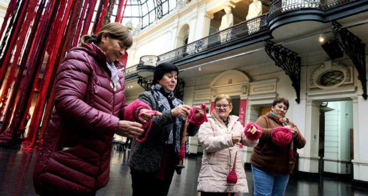 Lana hecha por artesanas de Cauquenes es parte de obra “Quipu menstrual”