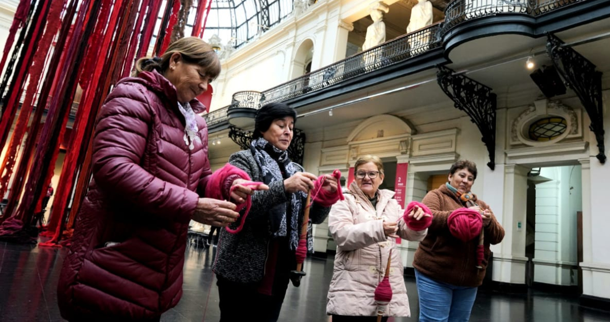 Lana hecha por artesanas de Cauquenes es parte de obra “Quipu menstrual”
